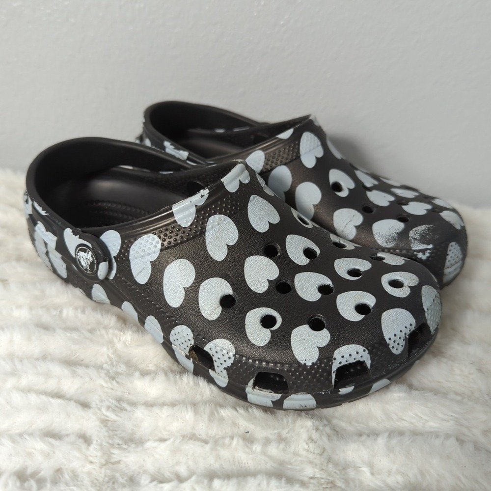 Crocs WOMENS 5/ MENS 3 Slip On Shoes HEARTS BLACK WHITE Clogs Faded On Ends